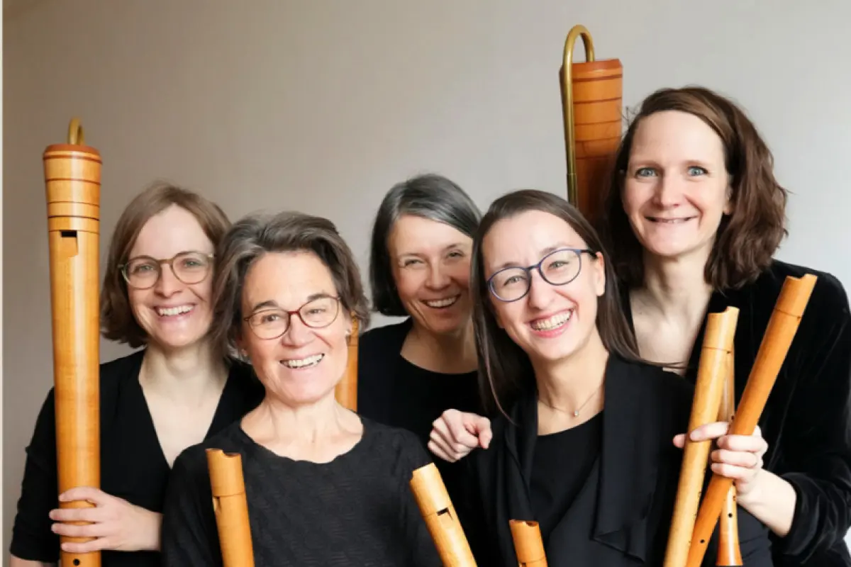 Fünf Damen, neun Flöten: Element of Prime