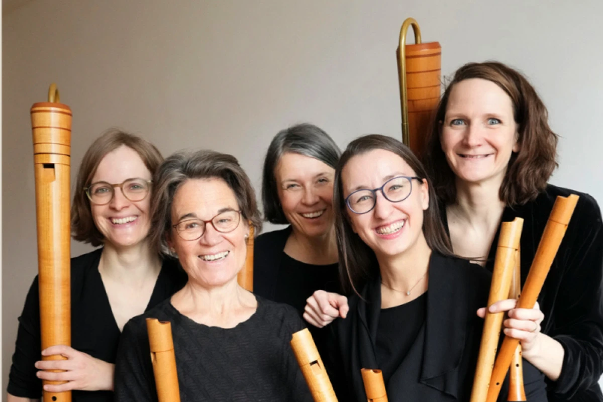 Fünf Damen, neun Flöten: Element of Prime