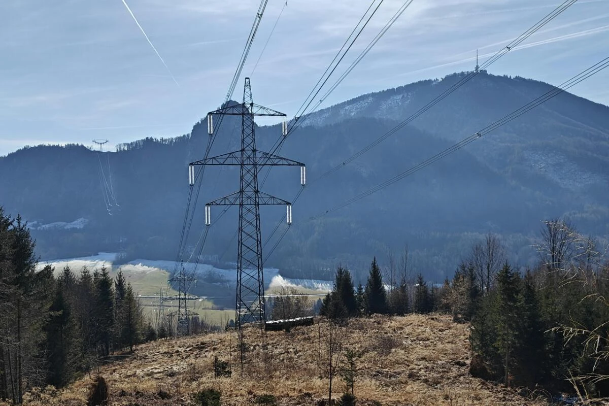 Vor den Toren der Stadt Salzburg quert die neue 380-kV-Leitung Heuberg und Nockstein