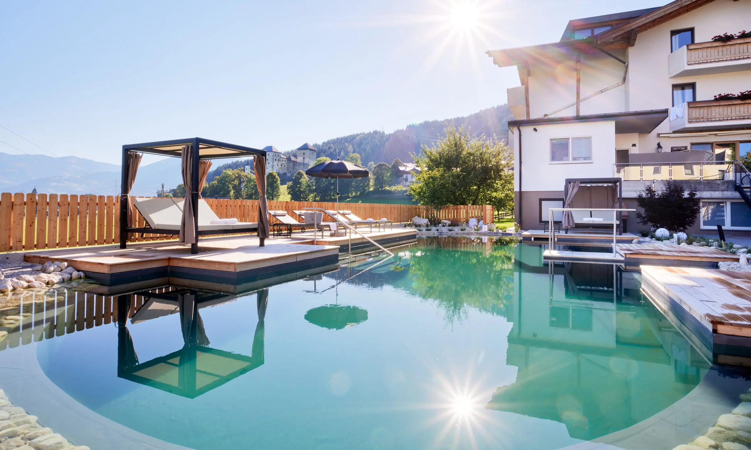 Pool des Hotel SOULSISTERS' vor der Kulisse der Kapruner Berge