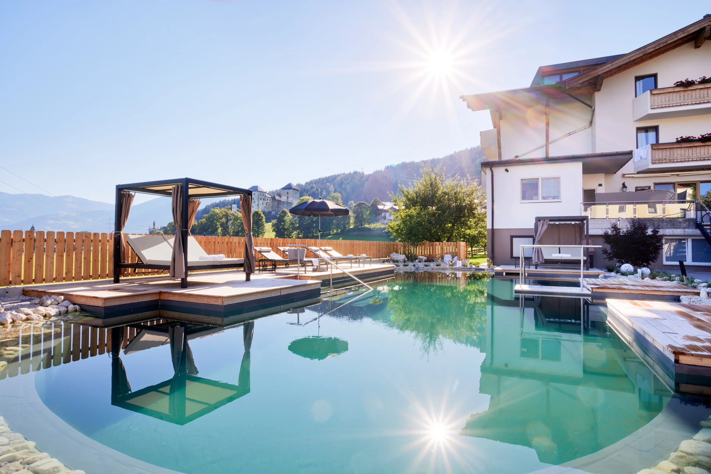 Pool des Hotel SOULSISTERS' vor der Kulisse der Kapruner Berge