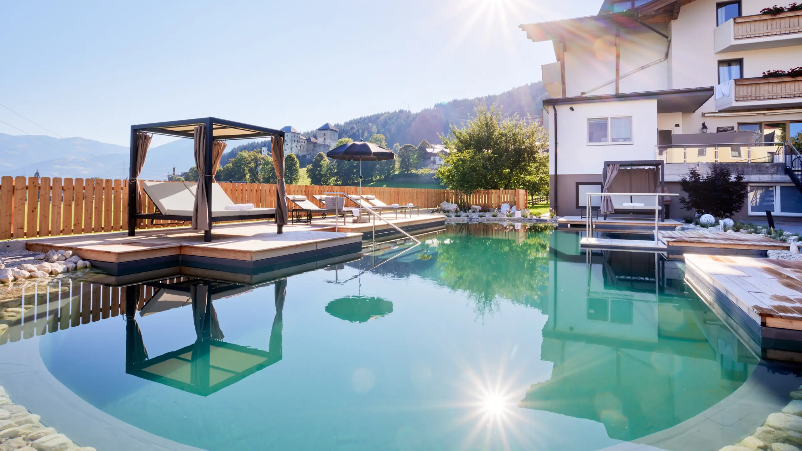 Pool des Hotel SOULSISTERS' vor der Kulisse der Kapruner Berge