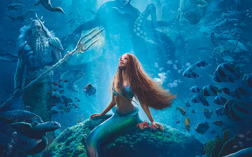 Arielle sitzt im Meer auf einem Stein; Links daneben ihr Vater Triton; Über ihr Wasserhexe Ursula