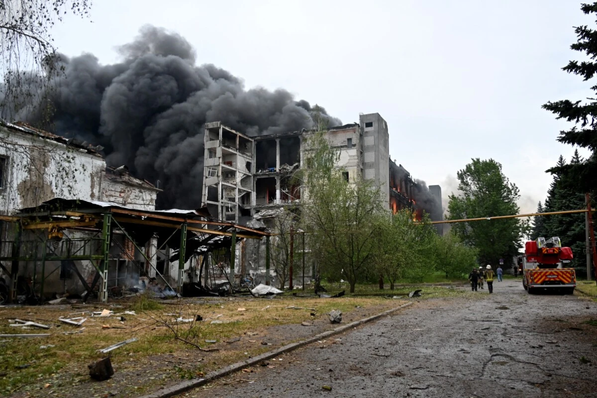 Feuer und Rauch nach einem Treffer in Charkiw
