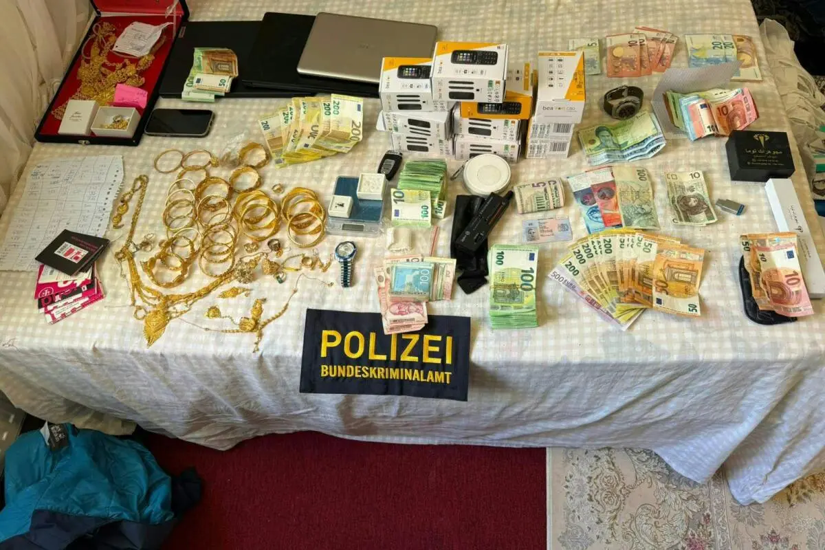 Sichergestelltes Bargeld, Schmuck und weitere Utensilien