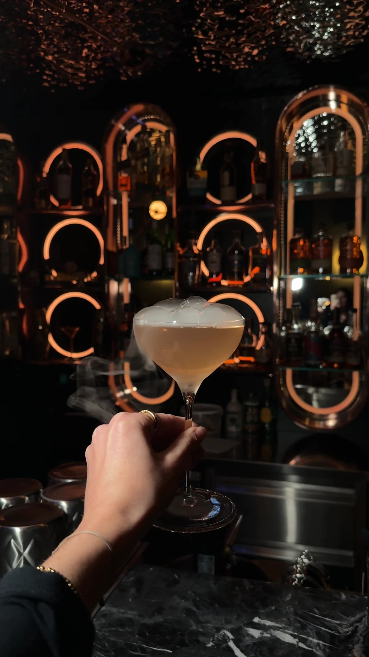 Cocktail in eleganter Bar mit Dampf