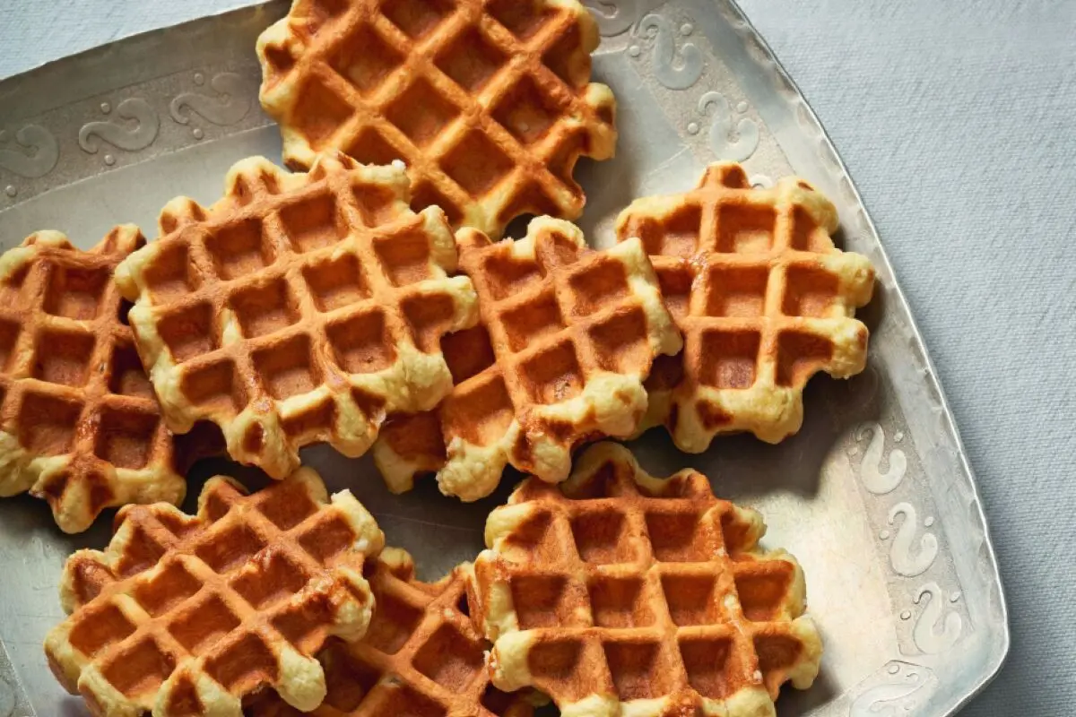 Die herzhaften Waffeln schmecken gut als Beilage zu Suppen oder Dips
