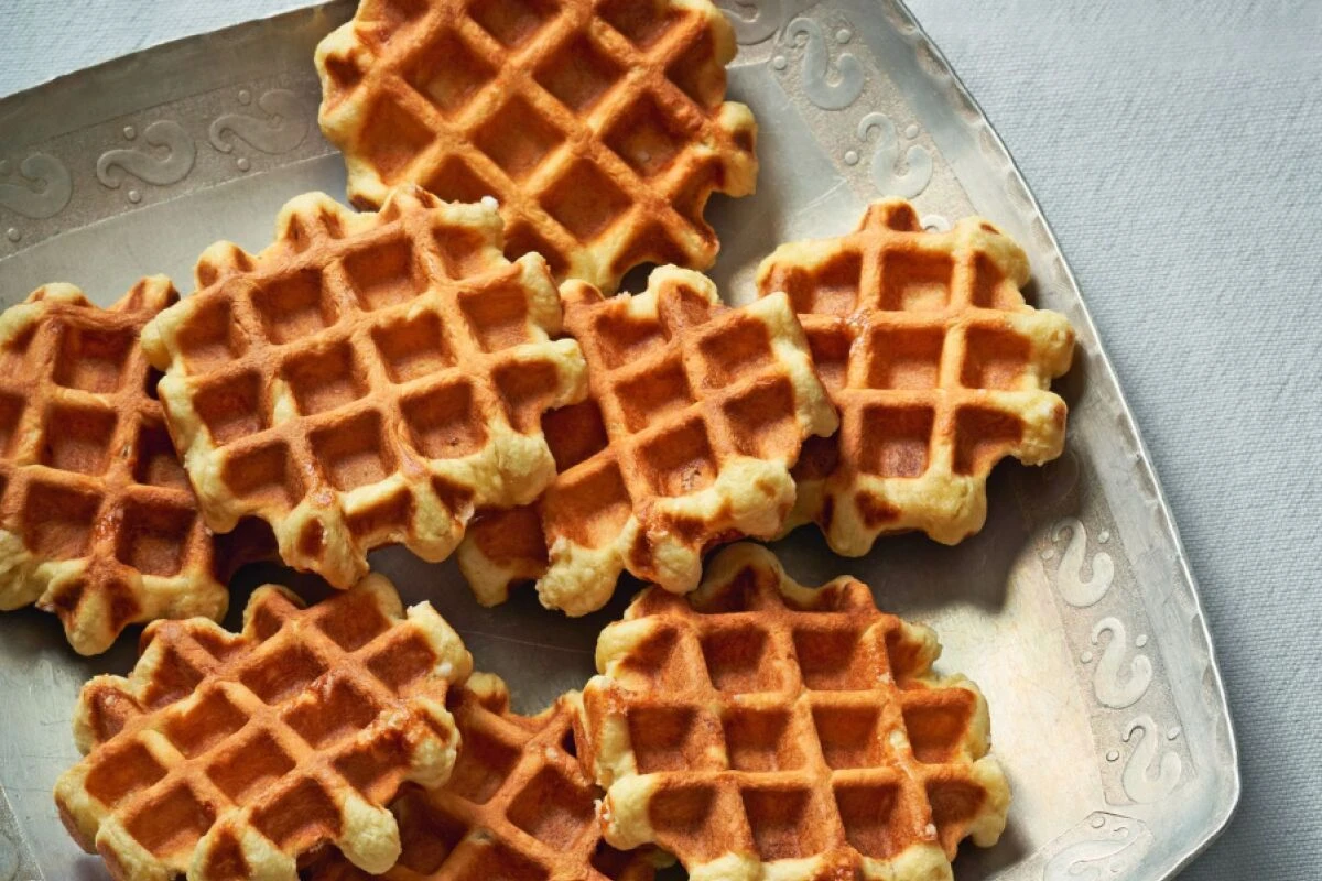 Die herzhaften Waffeln schmecken gut als Beilage zu Suppen oder Dips