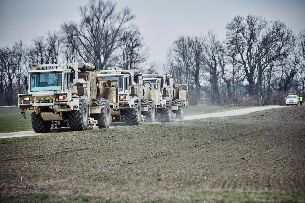 Spezielle Lkw sollen Bodenschwingungen erzeugen