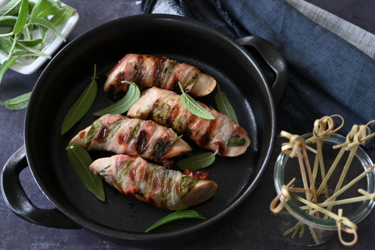 Saltimbocca sind kleine, dünne Schnitzel aus der italienischen Küche