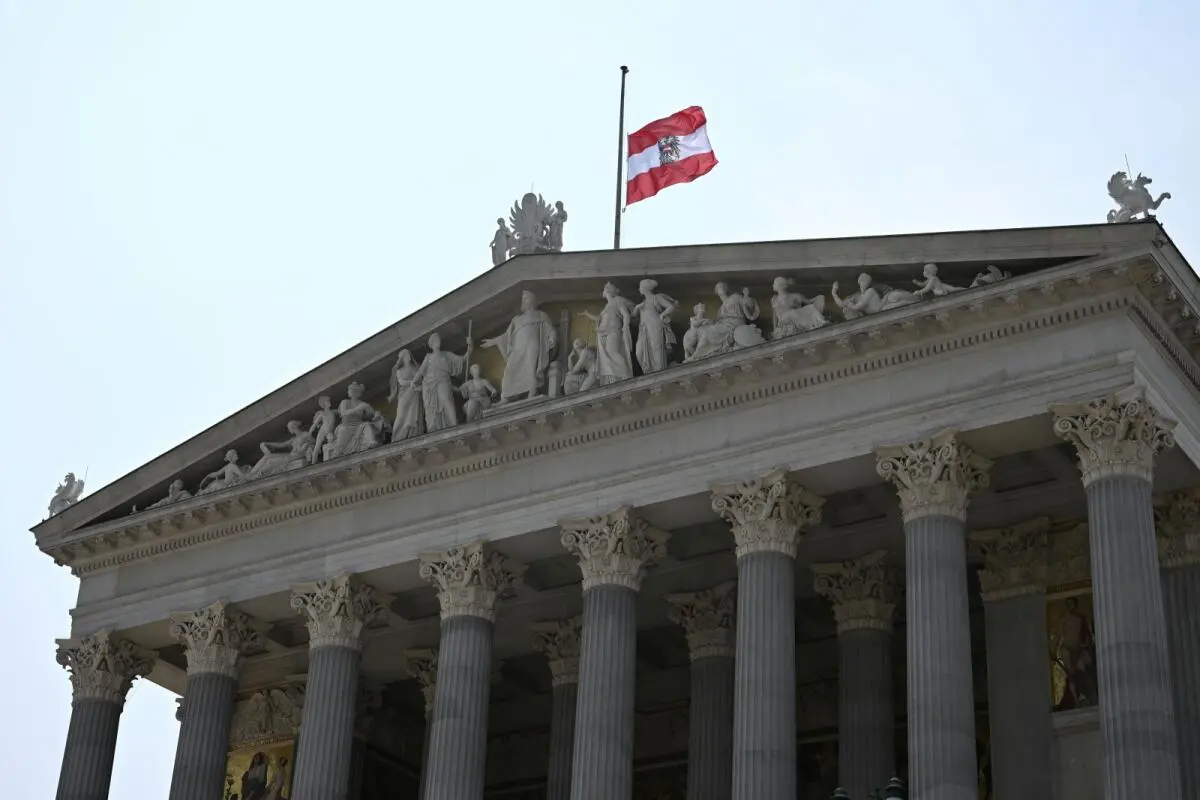 Eine Fahne auf Halbmast am Parlament in Wien