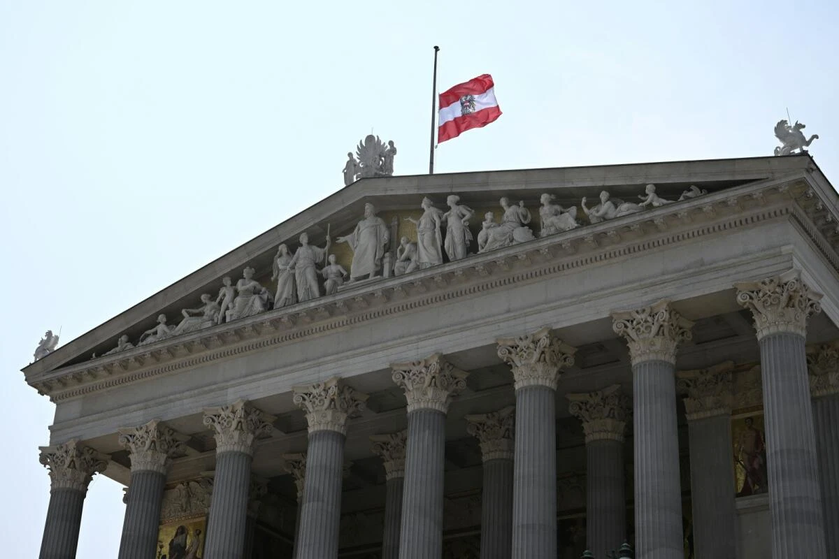 Eine Fahne auf Halbmast am Parlament in Wien