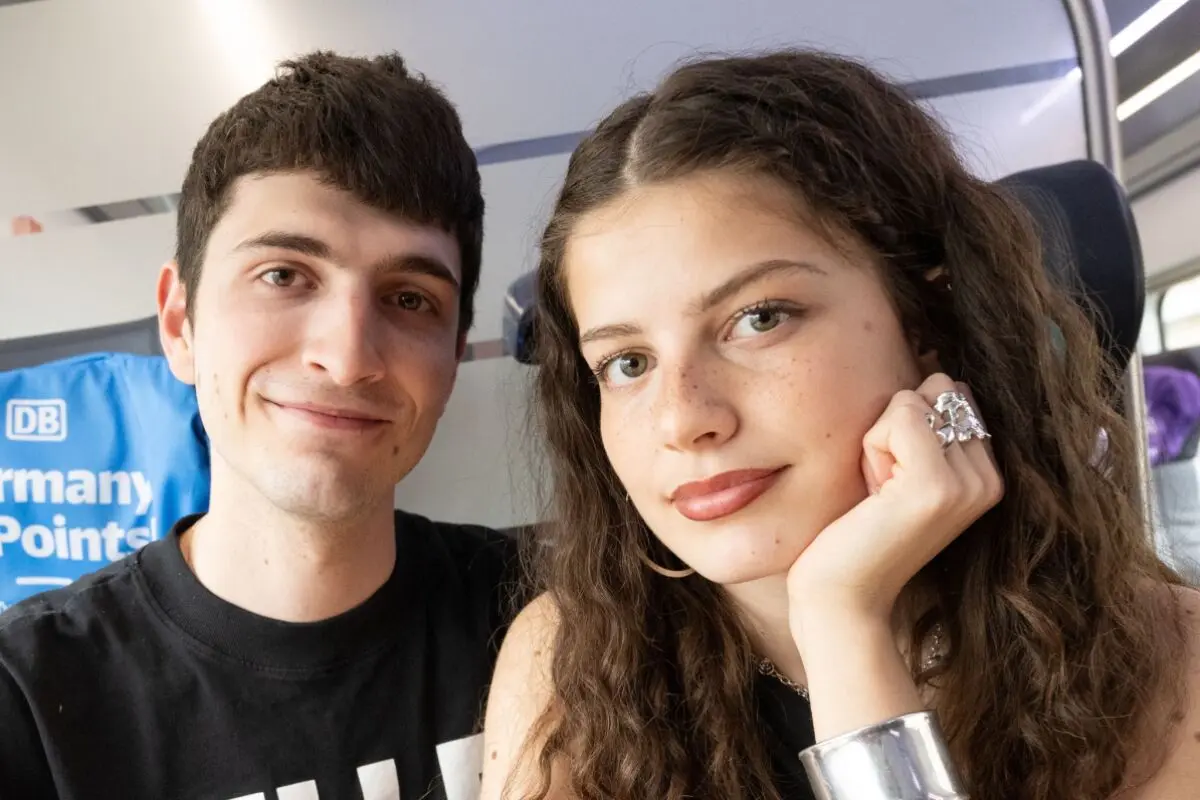 ++ ARCHIVBILD ++ Abor (hier mit Tynna) auf der Anreise zum Song Contest