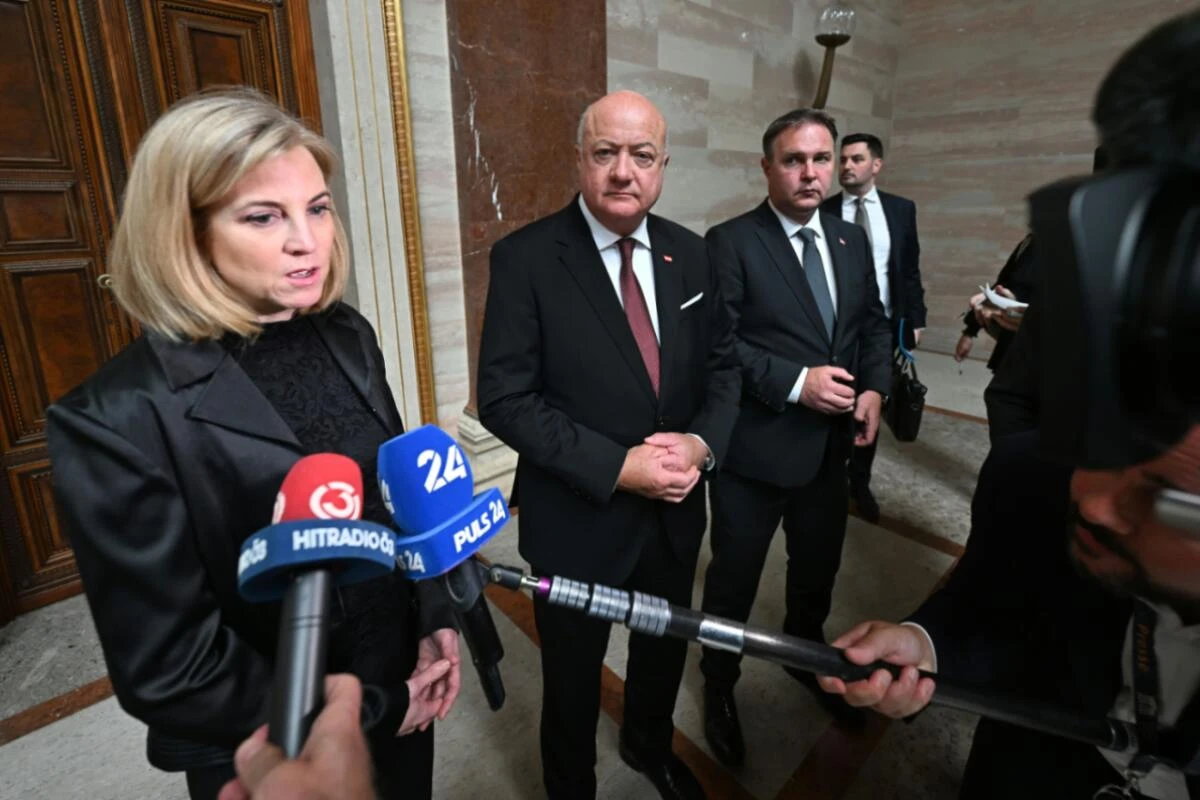 Meinl-Reisinger (NEOS), Stocker (ÖVP) und Babler (SPÖ) vor der Sitzung