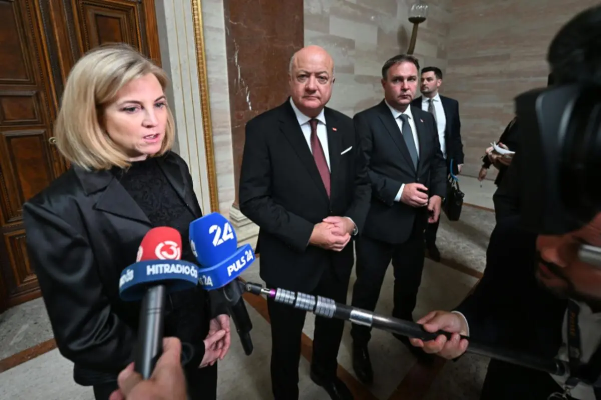 Meinl-Reisinger (NEOS), Stocker (ÖVP) und Babler (SPÖ) vor der Sitzung
