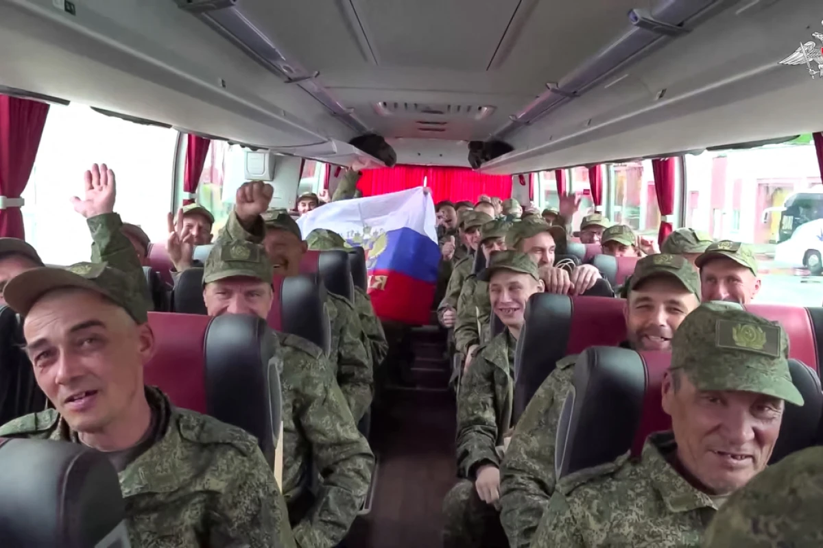 Russische Kriegsgefangene vor einem Austausch