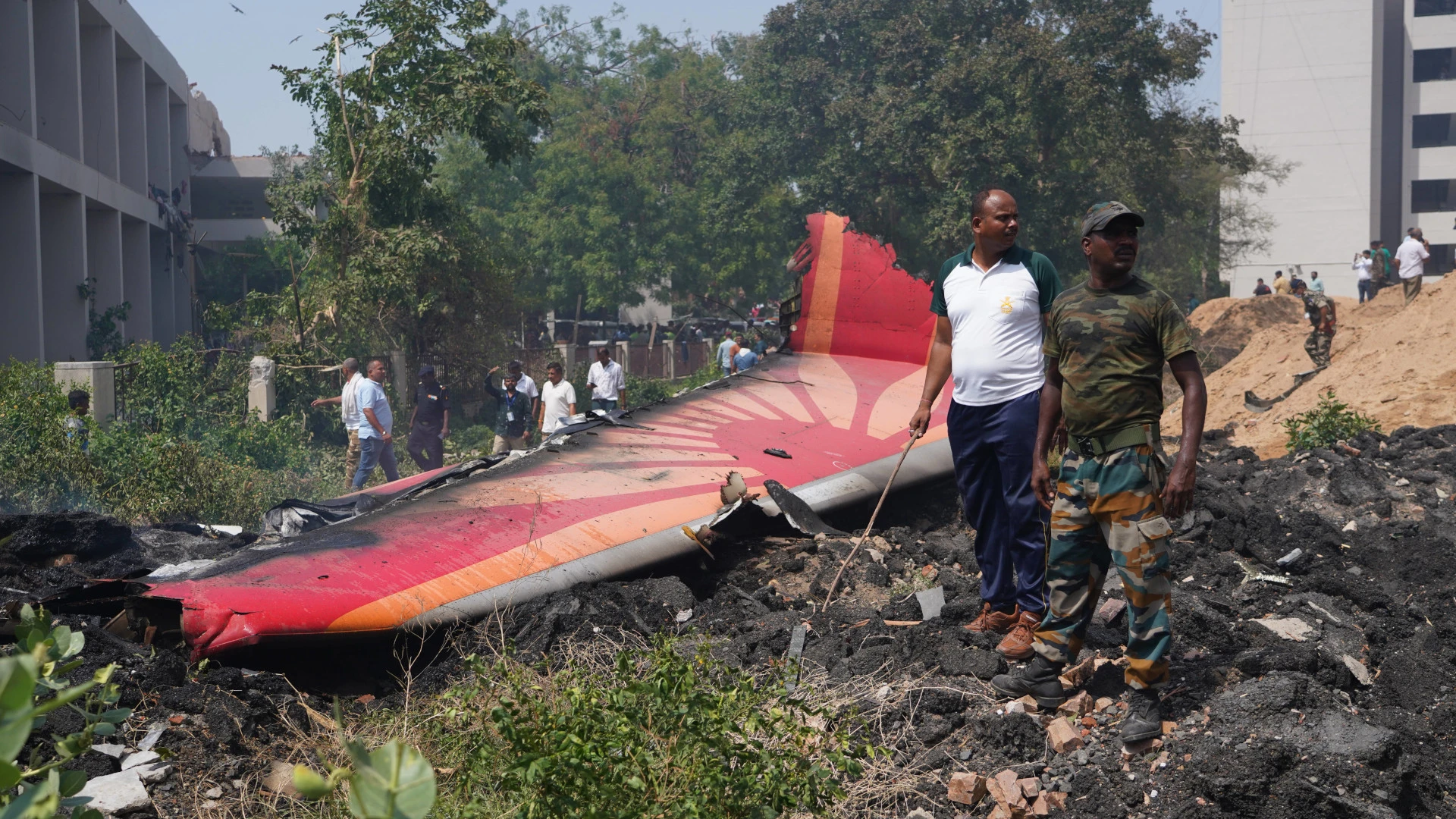 Flugzeugabsturz in Indien: Über 290 Tote und mindestens ein Überlebender