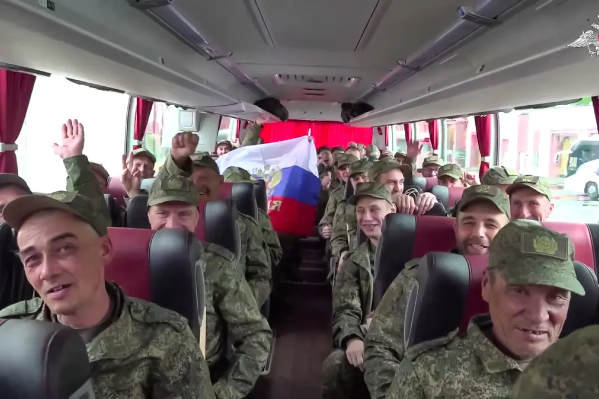 Russische Kriegsgefangene vor einem Austausch