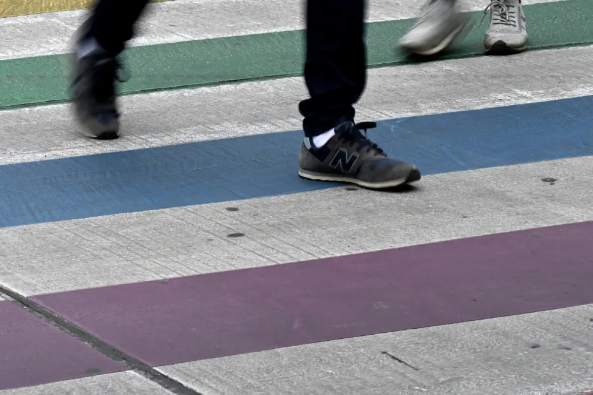 Ein Regenbogen-Zebrastreifen in Wien