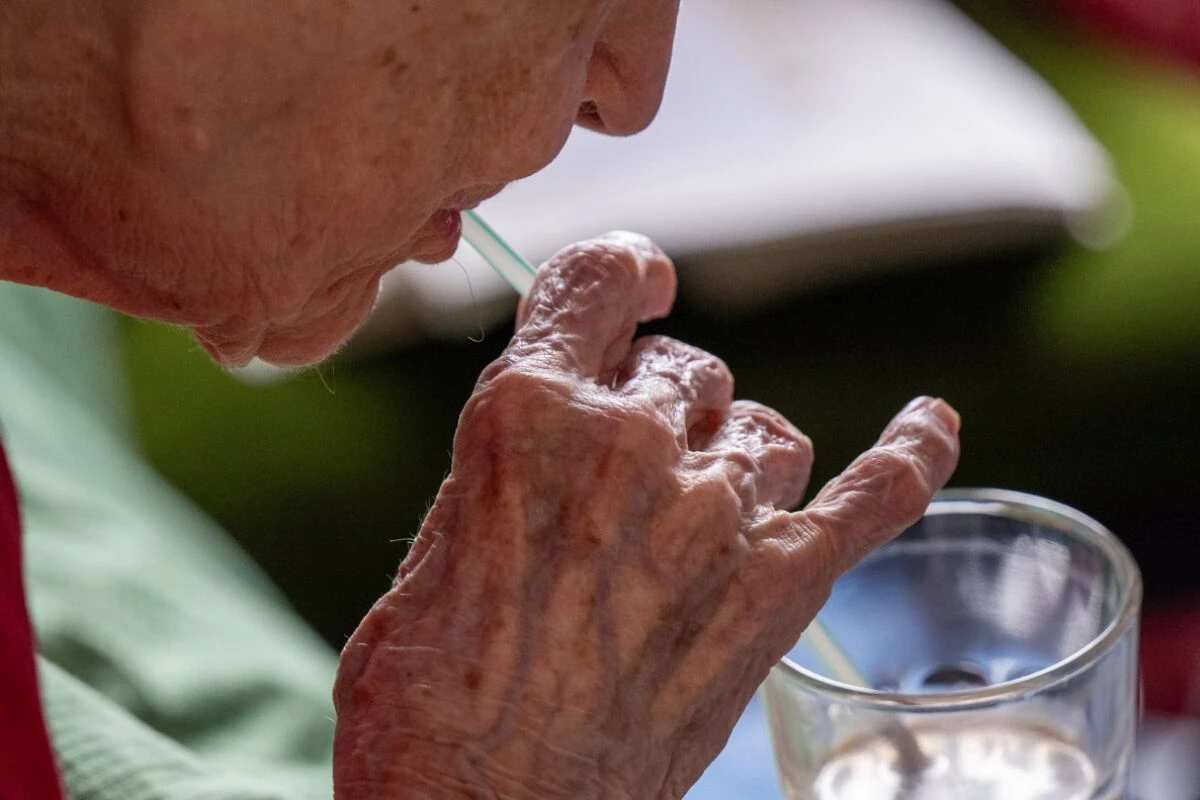 ++ ARCHIVBILD ++ An heißen Tagen sollten Ältere zwei bis drei Liter trinken