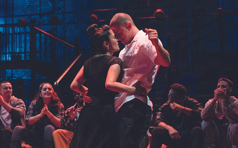 Mike (Channing Tatum) und Maxandra (Salma Hayek) tanzen sehr innig vor eine Gruppe von Leuten
