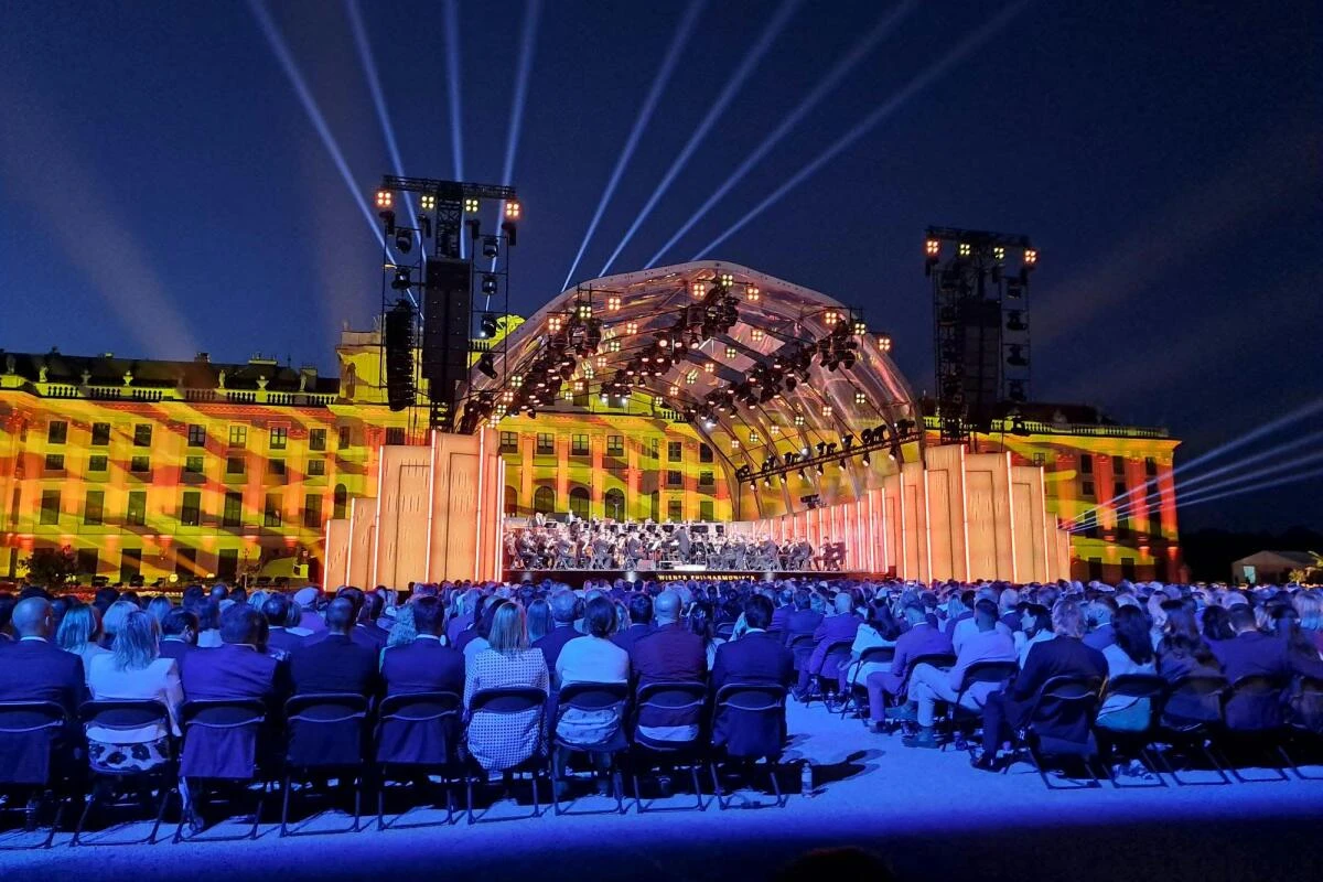 Das Sommernachtskonzert vor farbig-prachtvoller Kulisse