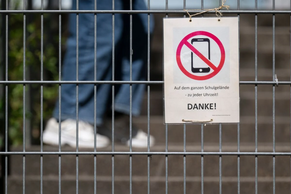 ++ ARCHIVBILD ++ Mancherorts erinnern Schilder ans neue Handyverbot