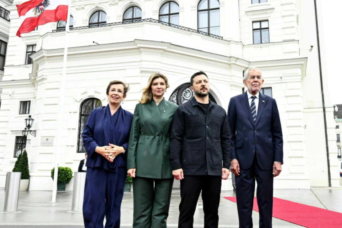 Ukrainischer Präsident und Gattin Olena Selenska in Wien begrüßt