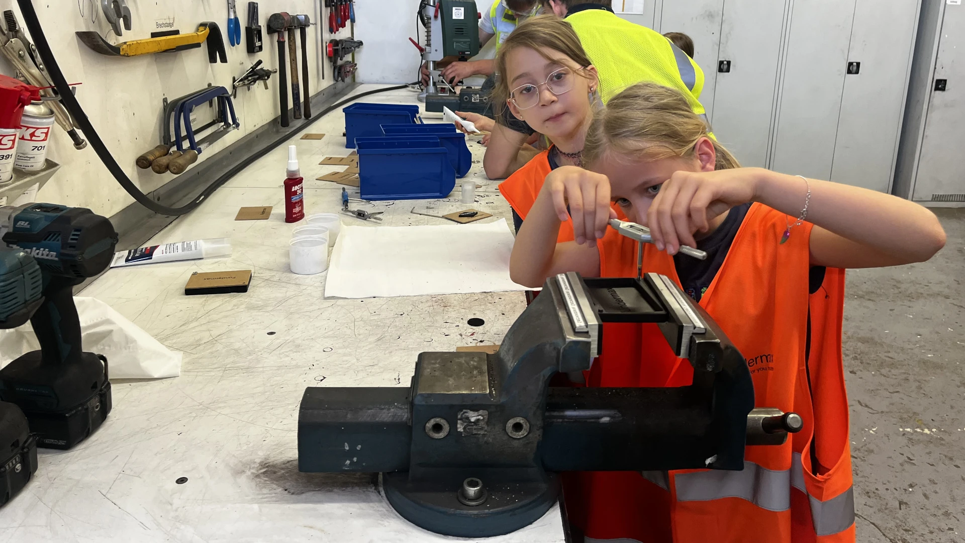 Girls' Day bei Fundermax: Technik und Chemie zum Anfassen