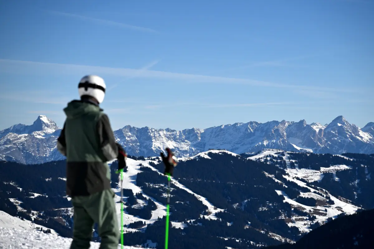 Skifahrer am Zölferkogel mit Blick auf das Steinerne Meer