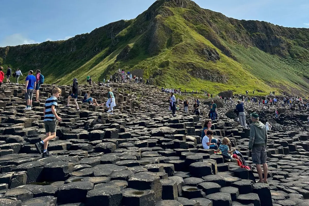 ++ ARCHIVBILD ++ Die Steinformation Giant's Causeway lockt Touristen aus aller Welt an