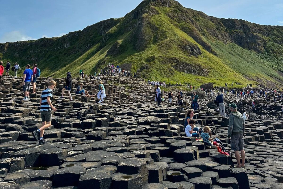 ++ ARCHIVBILD ++ Die Steinformation Giant's Causeway lockt Touristen aus aller Welt an