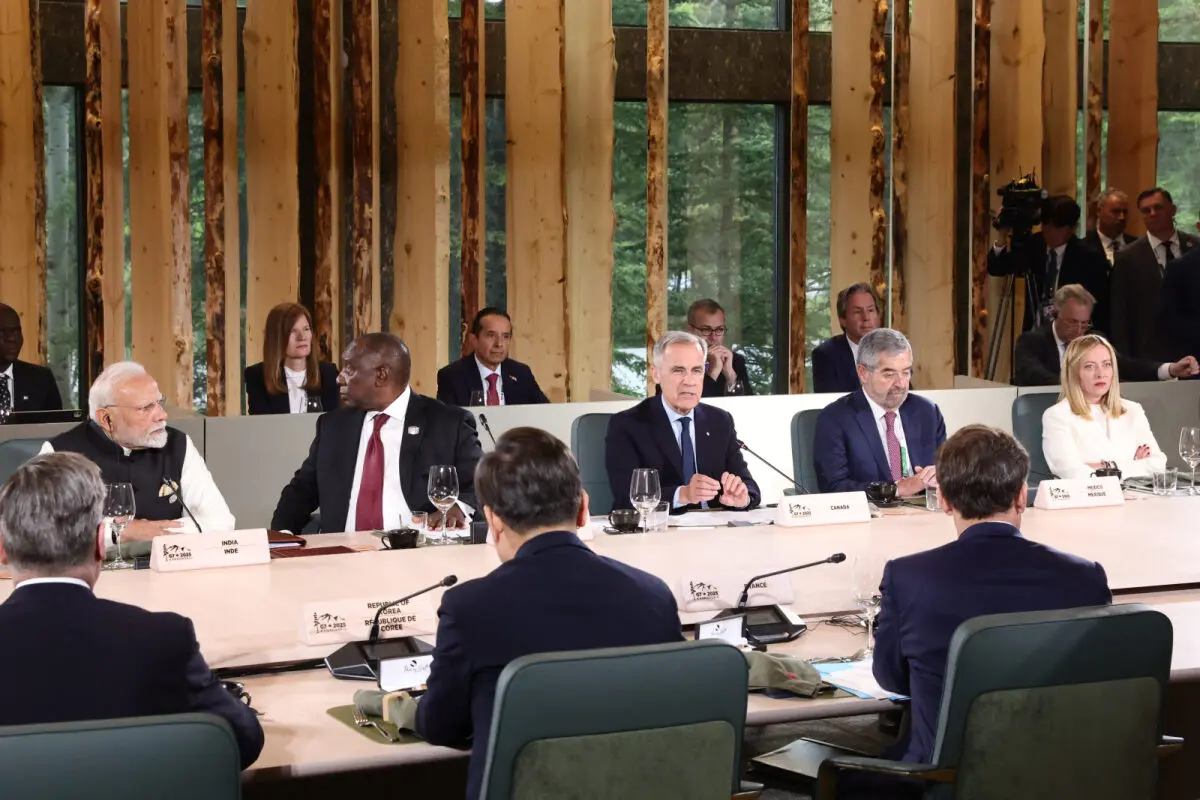 Premierminister Mark Carney (Mitte) bei einem Arbeitsessen