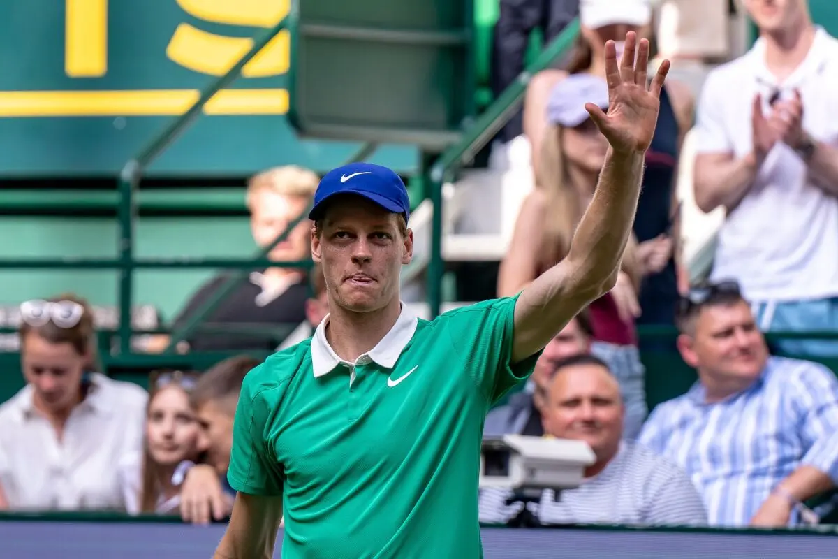 Jannik Sinner nimmt statt dem Racket das Mikrophon in die Hand