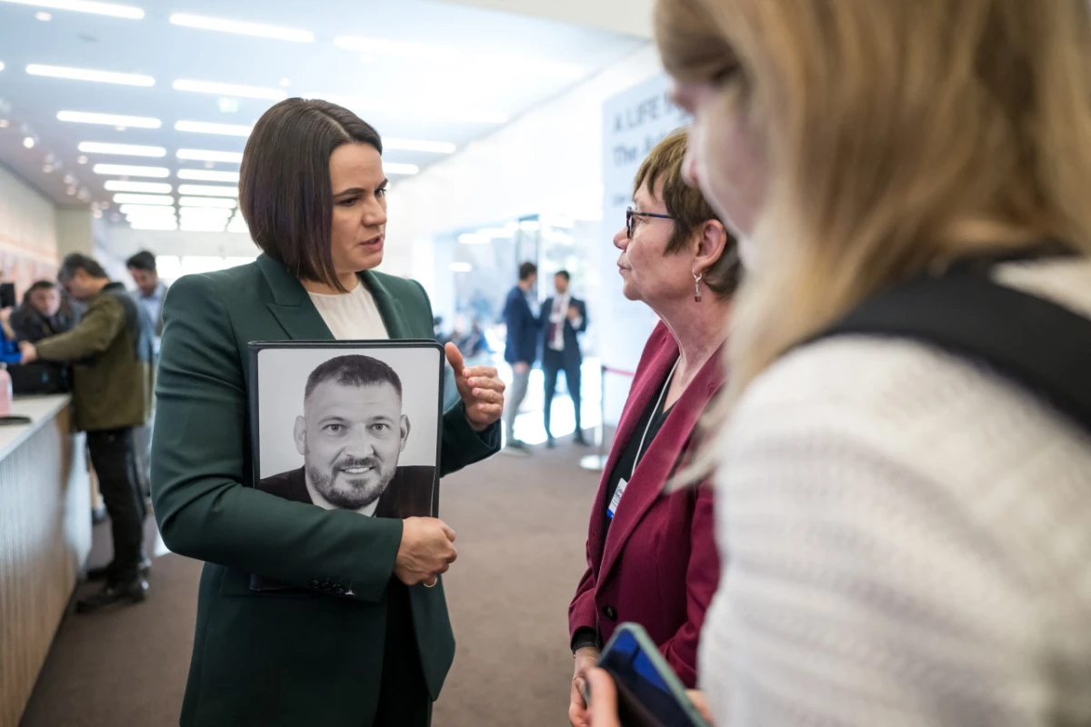 Swetlana Tichanowskaja mit Bild von Ehemann Sergej Tichanowski