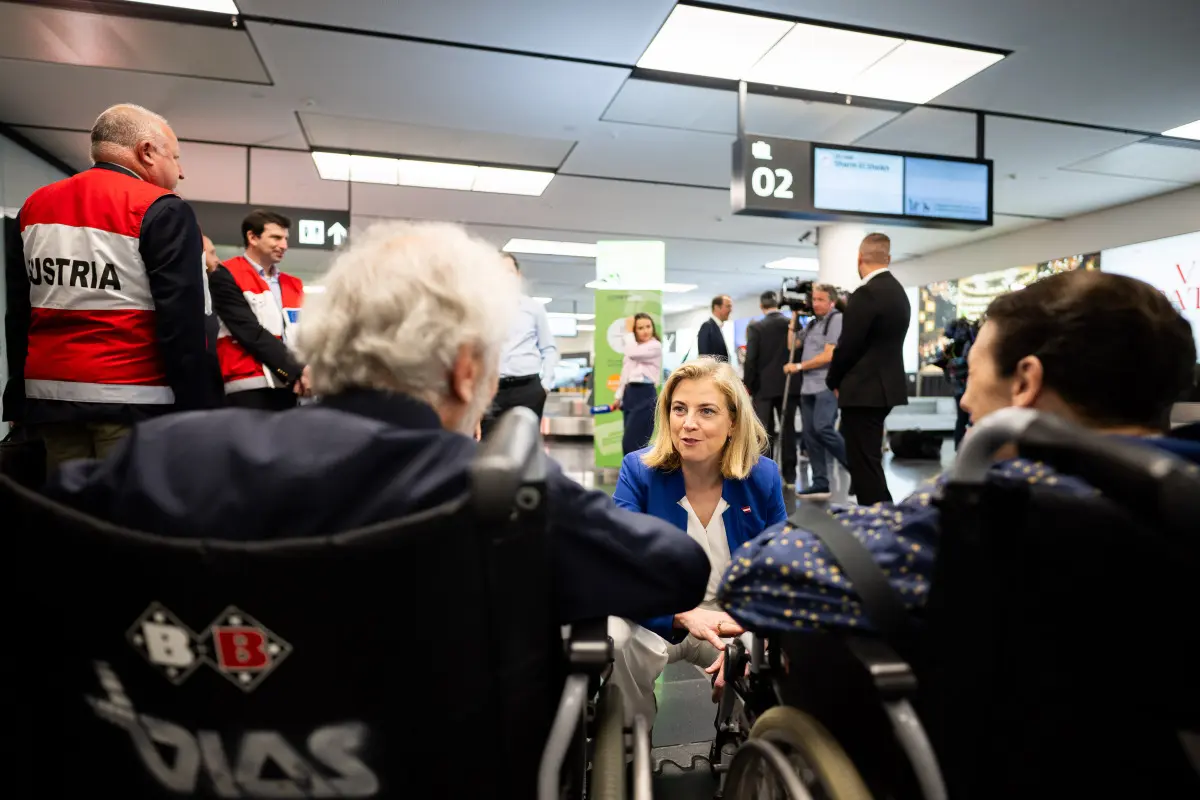 Meinl-Reisinger begrüßte Passagiere Montagfrüh in Wien-Schwechat