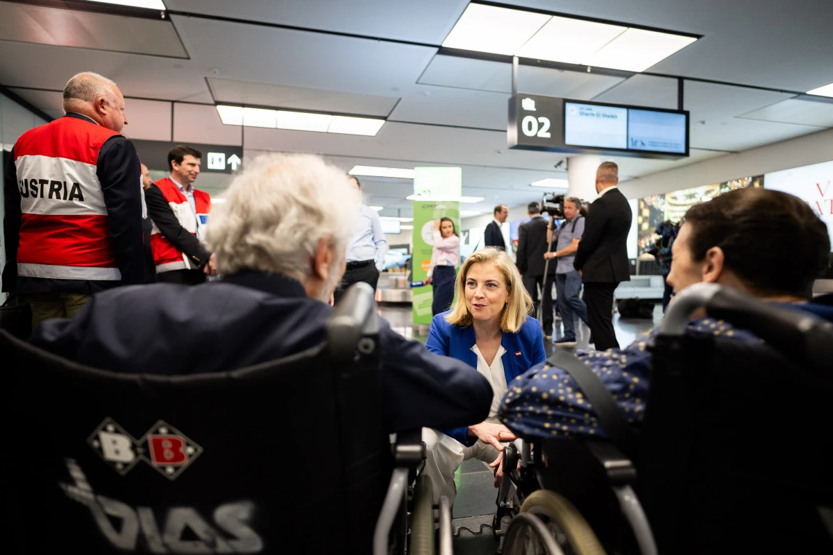 Meinl-Reisinger begrüßte Passagiere Montagfrüh in Wien-Schwechat