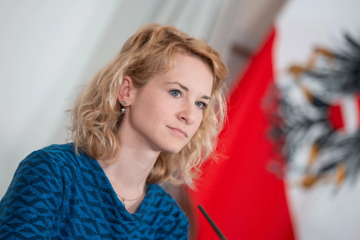 Eva-Maria Holzleitner will an Wachtsumspfad festhalten