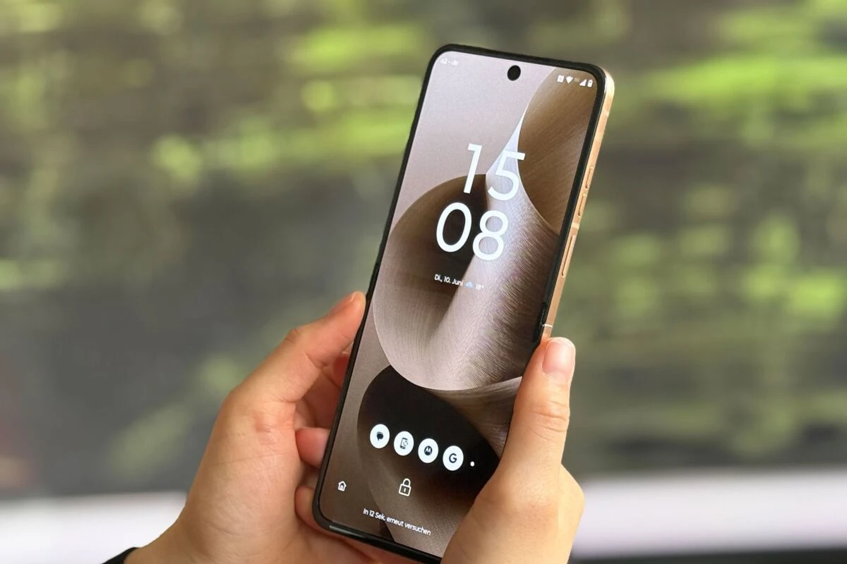 Das aufgeklappte Razr 60 Ultra ist schlank und liegt gut in der Hand