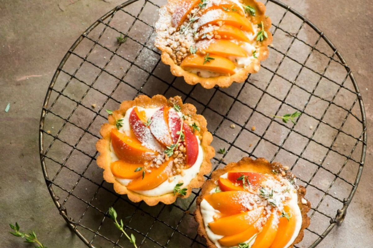 Auf cremegefüllten Tartelettes machen sich Marillenspalten sehr gut