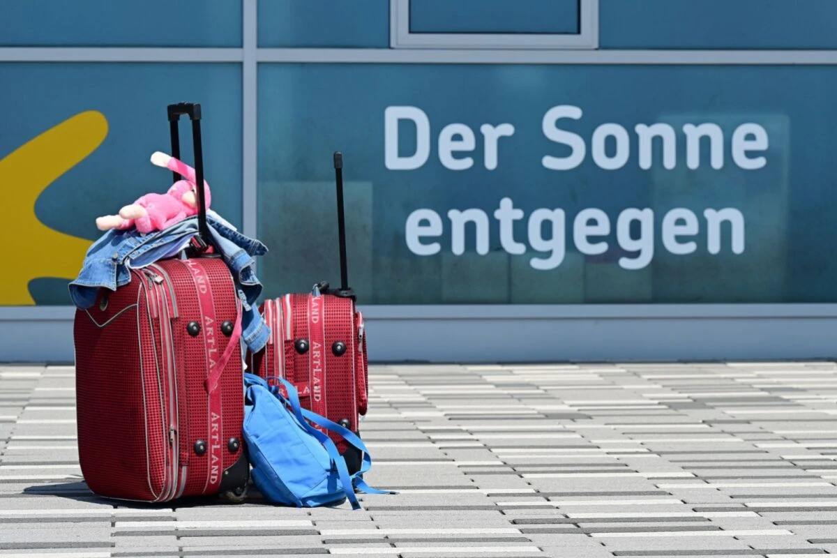 ++ ARCHIVBILD ++ Alles drin: Mit gut gepackten Koffern geht es der Sonne entgegen