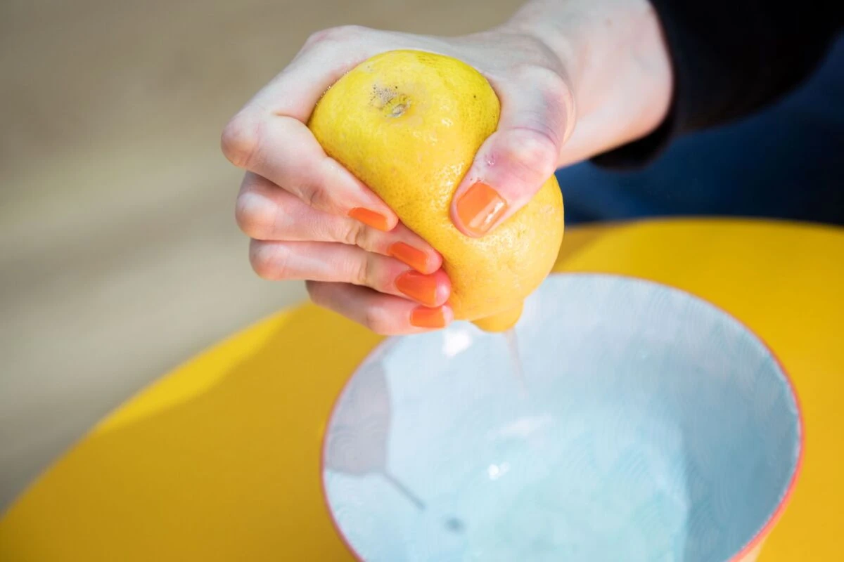 Schritt 2: Die Zitrone mit der Hand auspressen