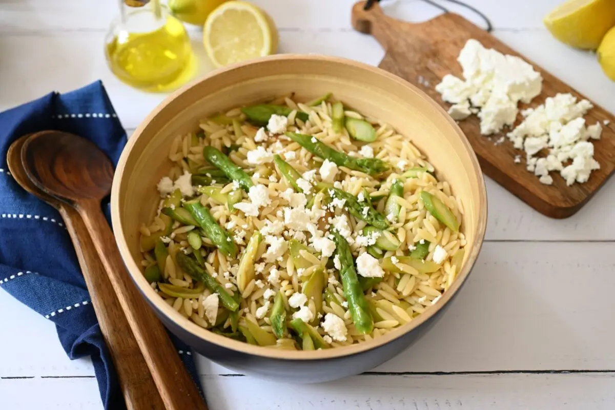 Herzhafter Nudelsalat: Feta gibt ihm Tiefe, der Spargel Biss