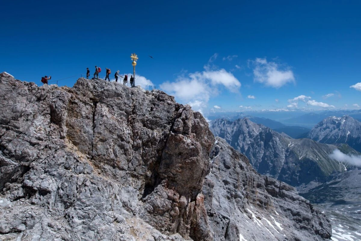 ++ ARCHIVBILD ++ Zweites Gipfelkreuz für die Zugspitze
