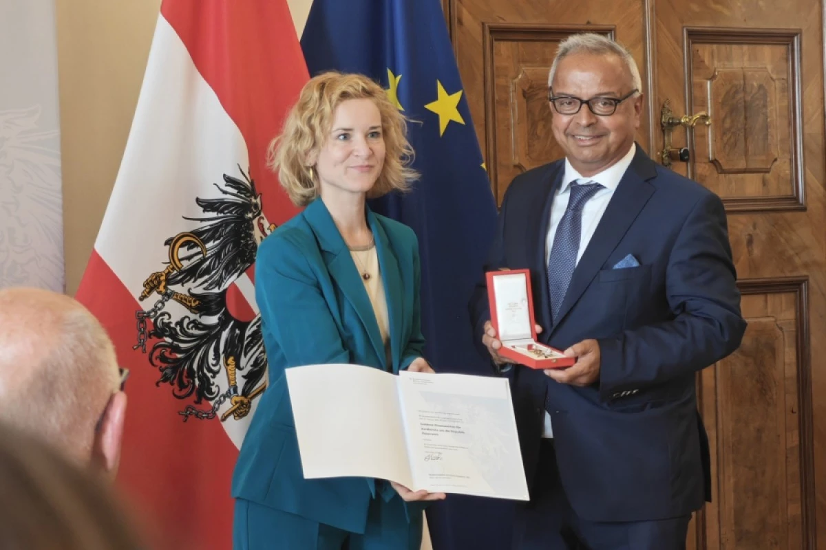 Andy Kaltenbrunner und Wissenschaftsministerin Eva-Maria Holzleitner