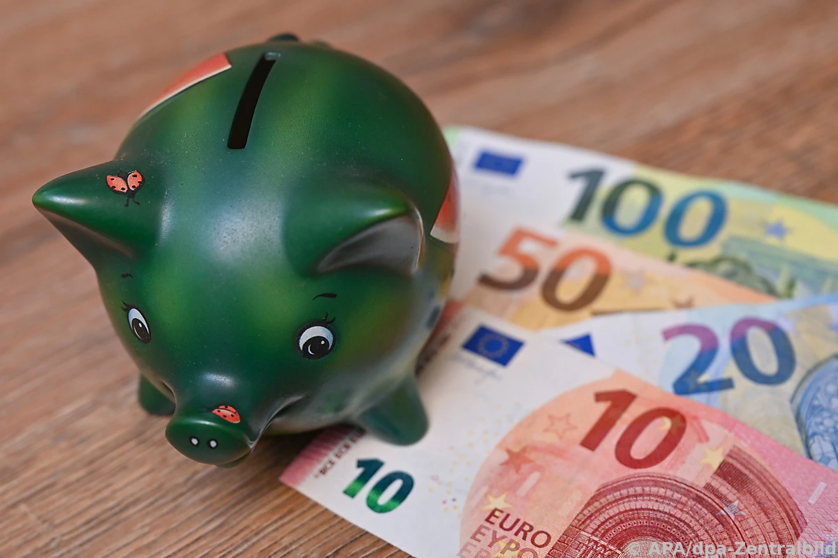 Verbraucher sparen lieber als Geld auszugeben