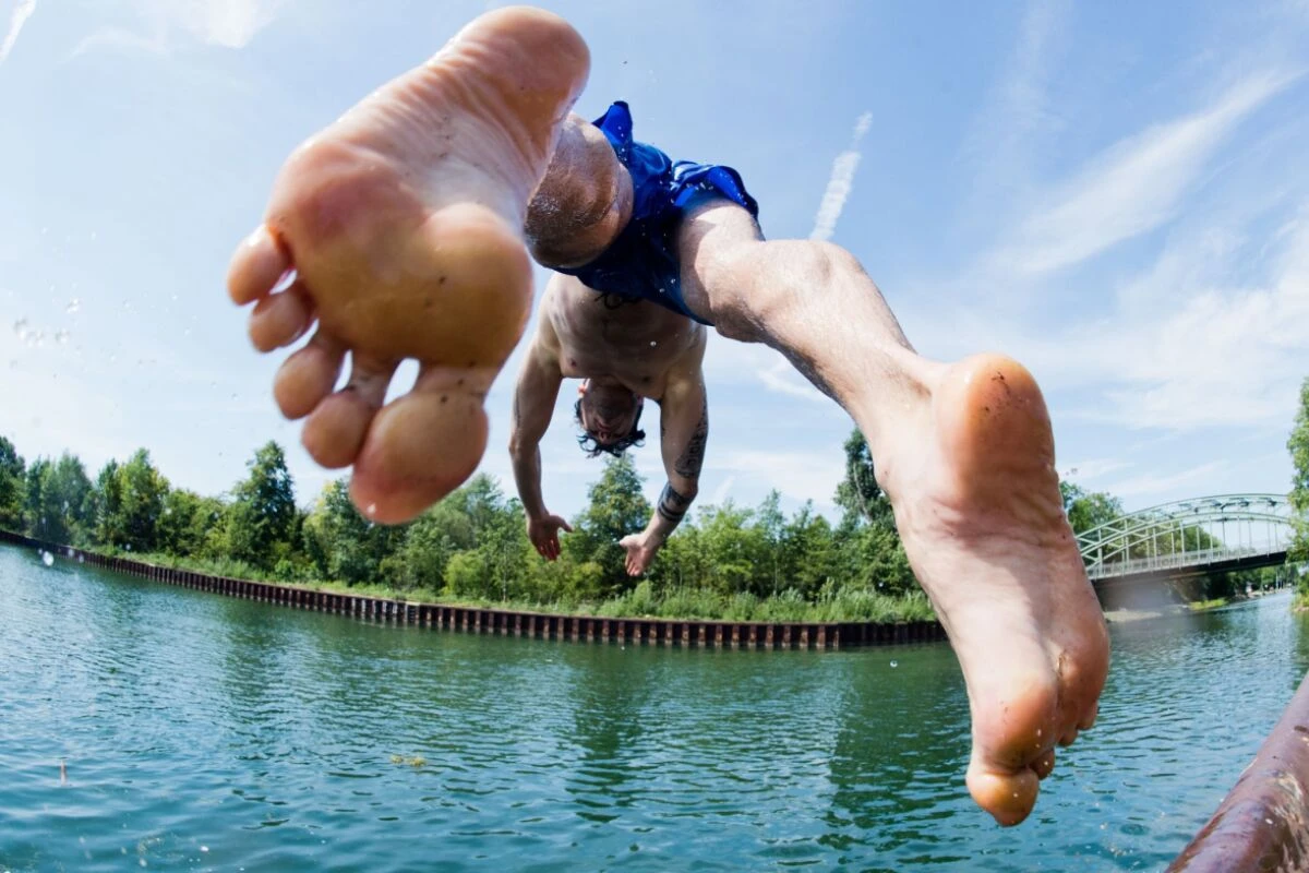 ++ ARCHIVBILD ++ Wer mit dem Kopf voran springen will, sollte das Gewässer vorab prüfen