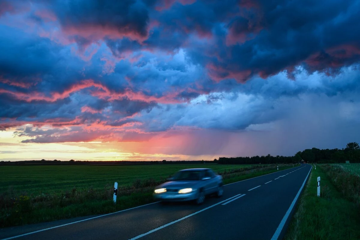 ++ ARCHIVBILD ++ Gewitter können Autos und ihren Passagieren kaum etwas anhaben