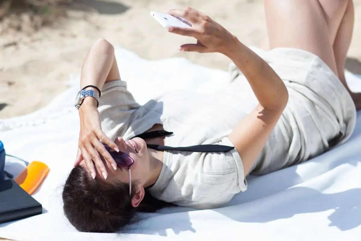 Bei großer Hitze legt man das Smartphone besser in den SchattenSommer am Strand
