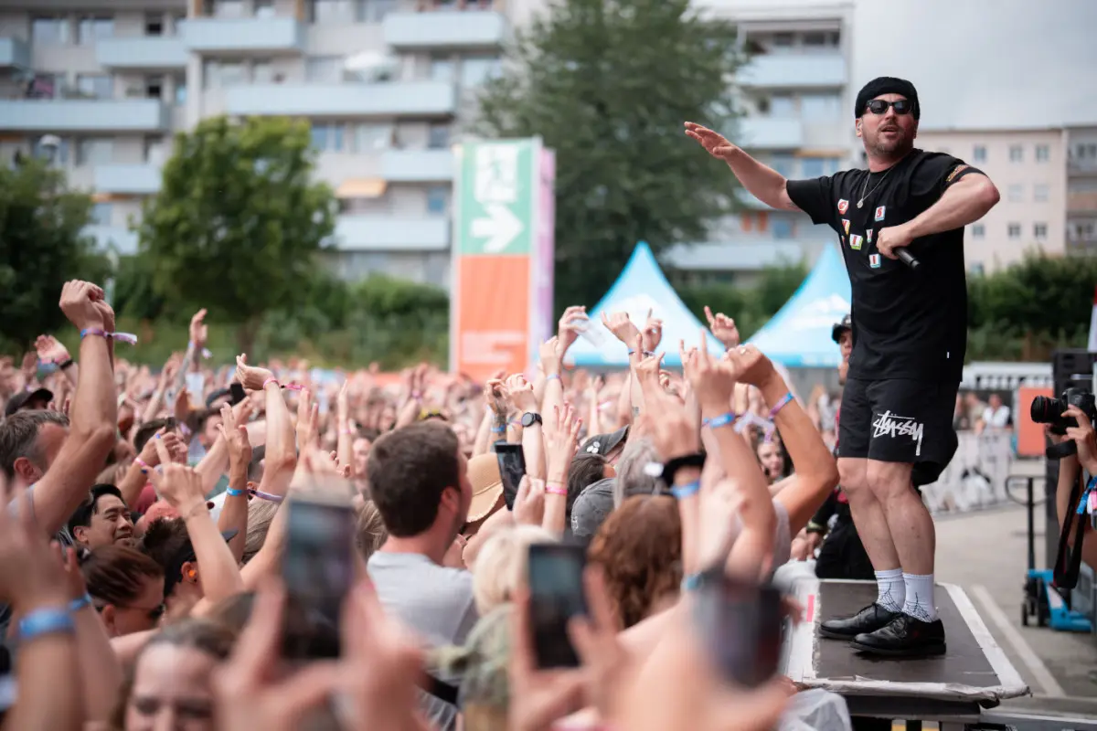 Arnim Teutoburg-Weiß dirigierte die Fans gewohnt souverän